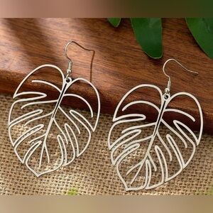✨Anthropologie Santana Silver Leaf Earrings